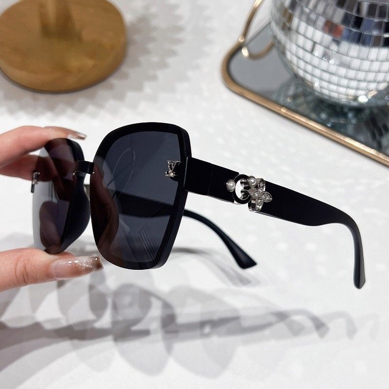 Elegant Flower & Pearl Accent Sunglasses
